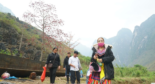 Nho Que River dons romantic garb in red silk cotton flower season Nho Que River dons romantic garb in red silk cotton flower season